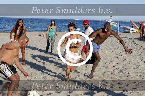 ibiza 14 juni 2013
Wesley en Rodney Sneijder aan het voetballen met Xelly en Rebecca Cabu v Kasbergen Gokhan Saki Reduan Diba en andere vrienden op het strand van Coco Beach.
Peter Smulders bv