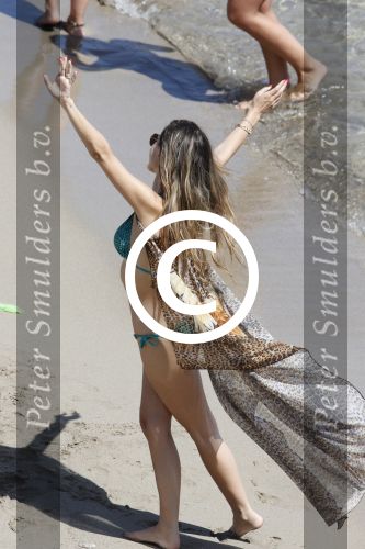 ibiza 15 juni 2013
Wesley Sneijder en Yolanthe Sneijder Cabau met Rodney Reduan en Jalal Diba en vrienden bij tropicana beach.
Peter Smulders bv