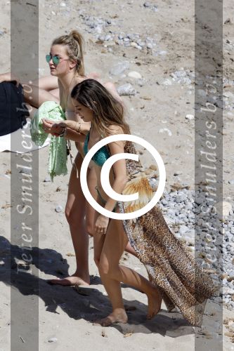 ibiza 15 juni 2013
Wesley Sneijder en Yolanthe Sneijder Cabau met Rodney Reduan en Jalal Diba en vrienden bij tropicana beach.
Peter Smulders bv