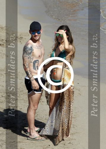 ibiza 15 juni 2013
Wesley Sneijder en Yolanthe Sneijder Cabau met Rodney Reduan en Jalal Diba en vrienden bij tropicana beach.
Peter Smulders bv