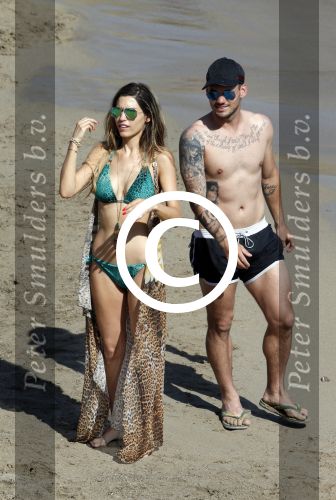 ibiza 15 juni 2013
Wesley Sneijder en Yolanthe Sneijder Cabau met Rodney Reduan en Jalal Diba en vrienden bij tropicana beach.
Peter Smulders bv
