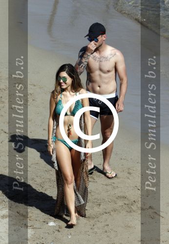 ibiza 15 juni 2013
Wesley Sneijder en Yolanthe Sneijder Cabau met Rodney Reduan en Jalal Diba en vrienden bij tropicana beach.
Peter Smulders bv