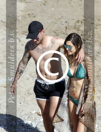 ibiza 15 juni 2013
Wesley Sneijder en Yolanthe Sneijder Cabau met Rodney Reduan en Jalal Diba en vrienden bij tropicana beach.
Peter Smulders bv