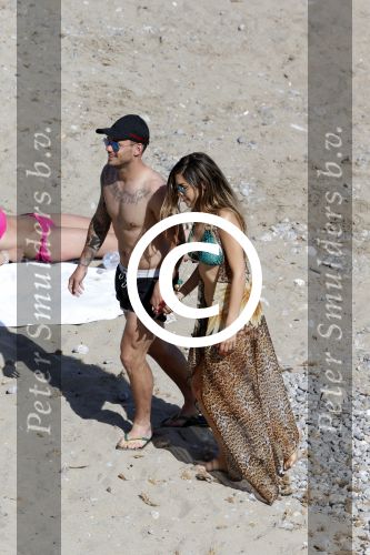 ibiza 15 juni 2013
Wesley Sneijder en Yolanthe Sneijder Cabau met Rodney Reduan en Jalal Diba en vrienden bij tropicana beach.
Peter Smulders bv