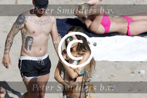 ibiza 15 juni 2013
Wesley Sneijder en Yolanthe Sneijder Cabau met Rodney Reduan en Jalal Diba en vrienden bij tropicana beach.
Peter Smulders bv