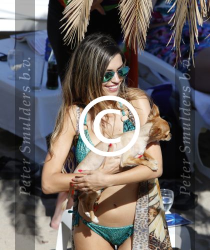 ibiza 15 juni 2013
Wesley Sneijder en Yolanthe Sneijder Cabau met Rodney Reduan en Jalal Diba en vrienden bij tropicana beach.
Peter Smulders bv