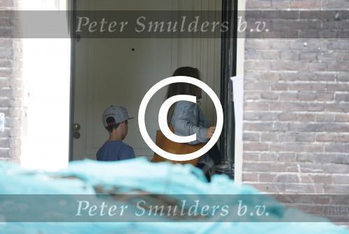 Amsterdam 18 juni 2013
Zangeres Anouk met haar zoon bij hun huis waar verbouwd wordt. Er wordt een nieuwe fundering gemaakt omdat de oude niet meer goed was.
Peter Smulders bv