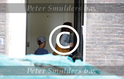 Amsterdam 18 juni 2013
Zangeres Anouk met haar zoon bij hun huis waar verbouwd wordt. Er wordt een nieuwe fundering gemaakt omdat de oude niet meer goed was.
Peter Smulders bv