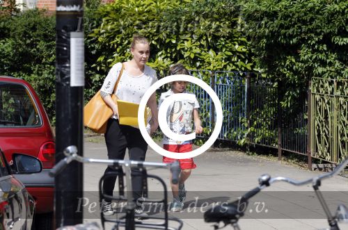 Amsterdam 18 juni 2013
Zangeres Anouk met haar zoon bij hun huis waar verbouwd wordt. Er wordt een nieuwe fundering gemaakt omdat de oude niet meer goed was.
Peter Smulders bv