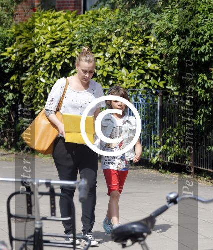 Amsterdam 18 juni 2013
Zangeres Anouk met haar zoon bij hun huis waar verbouwd wordt. Er wordt een nieuwe fundering gemaakt omdat de oude niet meer goed was.
Peter Smulders bv