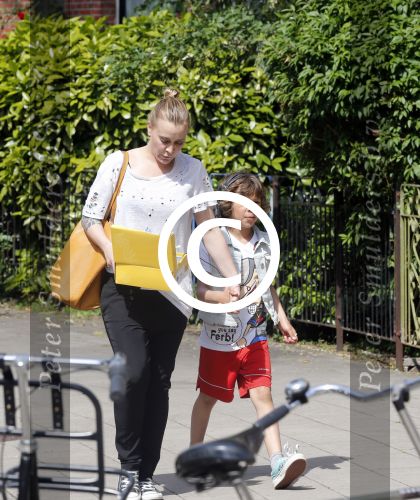 Amsterdam 18 juni 2013
Zangeres Anouk met haar zoon bij hun huis waar verbouwd wordt. Er wordt een nieuwe fundering gemaakt omdat de oude niet meer goed was.
Peter Smulders bv