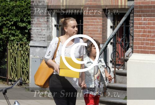 Amsterdam 18 juni 2013
Zangeres Anouk met haar zoon bij hun huis waar verbouwd wordt. Er wordt een nieuwe fundering gemaakt omdat de oude niet meer goed was.
Peter Smulders bv