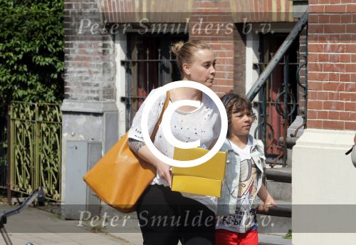 Amsterdam 18 juni 2013
Zangeres Anouk met haar zoon bij hun huis waar verbouwd wordt. Er wordt een nieuwe fundering gemaakt omdat de oude niet meer goed was.
Peter Smulders bv