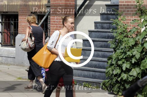 Amsterdam 18 juni 2013
Zangeres Anouk met haar zoon bij hun huis waar verbouwd wordt. Er wordt een nieuwe fundering gemaakt omdat de oude niet meer goed was.
Peter Smulders bv