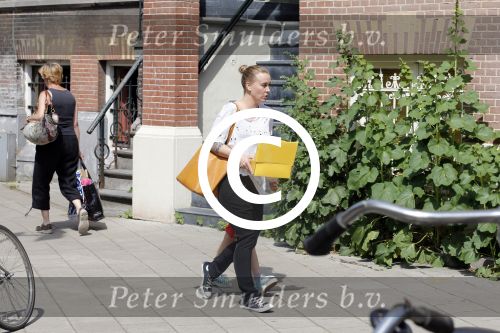 Amsterdam 18 juni 2013
Zangeres Anouk met haar zoon bij hun huis waar verbouwd wordt. Er wordt een nieuwe fundering gemaakt omdat de oude niet meer goed was.
Peter Smulders bv