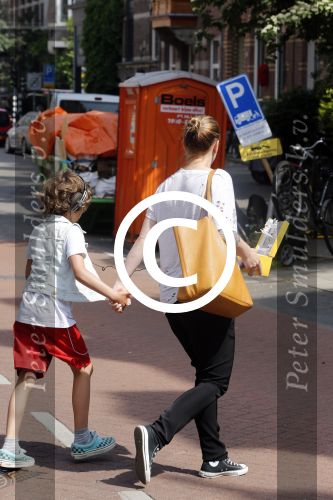 Amsterdam 18 juni 2013
Zangeres Anouk met haar zoon bij hun huis waar verbouwd wordt. Er wordt een nieuwe fundering gemaakt omdat de oude niet meer goed was.
Peter Smulders bv