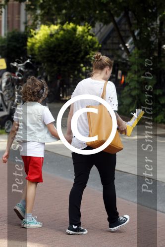 Amsterdam 18 juni 2013
Zangeres Anouk met haar zoon bij hun huis waar verbouwd wordt. Er wordt een nieuwe fundering gemaakt omdat de oude niet meer goed was.
Peter Smulders bv