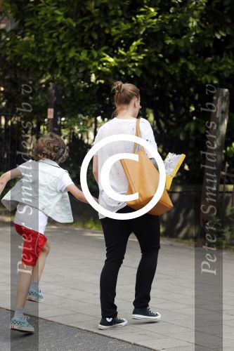 Amsterdam 18 juni 2013
Zangeres Anouk met haar zoon bij hun huis waar verbouwd wordt. Er wordt een nieuwe fundering gemaakt omdat de oude niet meer goed was.
Peter Smulders bv