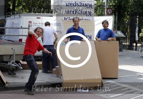 Amsterdam 18 juni 2013
Zangeres Anouk met haar zoon bij hun huis waar verbouwd wordt. Er wordt een nieuwe fundering gemaakt omdat de oude niet meer goed was.
Peter Smulders bv