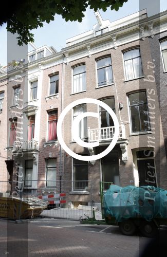 Amsterdam 18 juni 2013
Zangeres Anouk met haar zoon bij hun huis waar verbouwd wordt. Er wordt een nieuwe fundering gemaakt omdat de oude niet meer goed was.
Peter Smulders bv