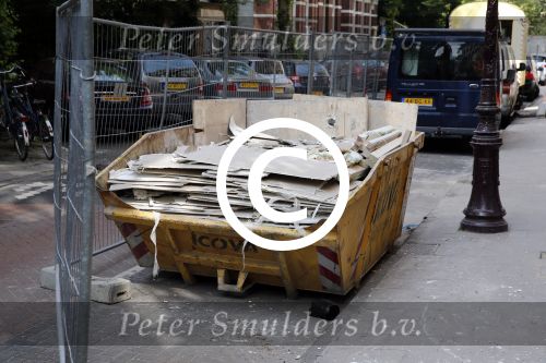 Amsterdam 18 juni 2013
Zangeres Anouk met haar zoon bij hun huis waar verbouwd wordt. Er wordt een nieuwe fundering gemaakt omdat de oude niet meer goed was.
Peter Smulders bv