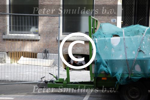 Amsterdam 18 juni 2013
Zangeres Anouk met haar zoon bij hun huis waar verbouwd wordt. Er wordt een nieuwe fundering gemaakt omdat de oude niet meer goed was.
Peter Smulders bv