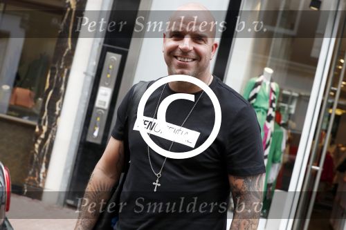 Amsterdam 21 juni 2016
Andy v d Mweyde op de pc hooftstraat met een shirt van 10official aan. (Merk van Rodney Sneijder)