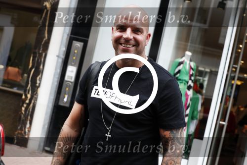 Amsterdam 21 juni 2016
Andy v d Mweyde op de pc hooftstraat met een shirt van 10official aan. (Merk van Rodney Sneijder)