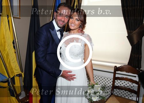 Belgie 16 juni 2016
Een zwangere Belle Perez trouwt met Wouter van der Horst. De ouders zijn natuurlijk ook aanwezig.