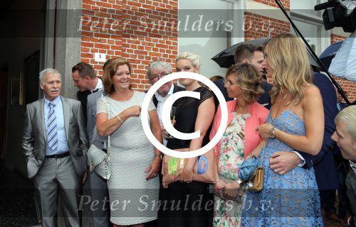 Belgie 16 juni 2016
Een zwangere Belle Perez trouwt met Wouter van der Horst. De ouders zijn natuurlijk ook aanwezig.