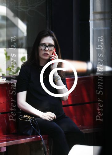 Amsterdam 6 juni 2016
Carice v Houten zwanger op terras en aan het winkelen bij vitaminstore.