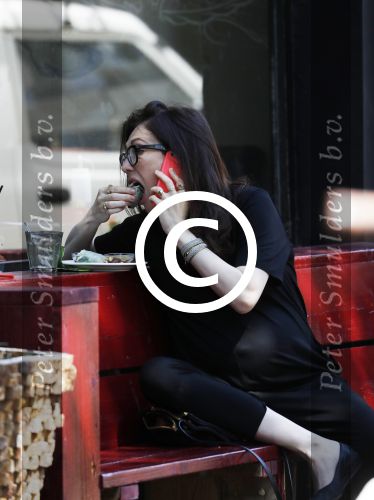 Amsterdam 6 juni 2016
Carice v Houten zwanger op terras en aan het winkelen bij vitaminstore.
