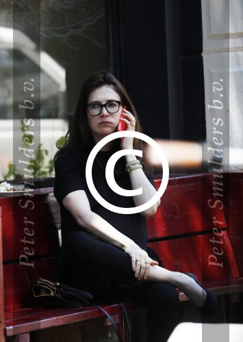 Amsterdam 6 juni 2016
Carice v Houten zwanger op terras en aan het winkelen bij vitaminstore.