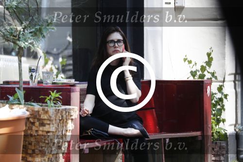 Amsterdam 6 juni 2016
Carice v Houten zwanger op terras en aan het winkelen bij vitaminstore.