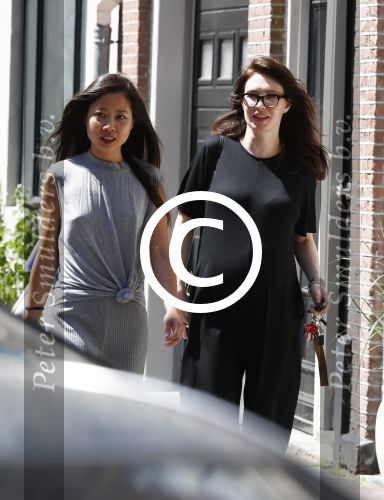 Amsterdam 6 juni 2016
Carice v Houten zwanger op terras en aan het winkelen bij vitaminstore.
