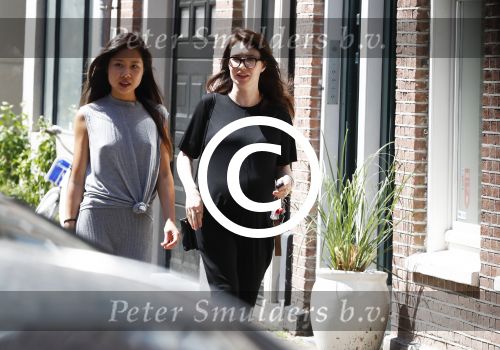 Amsterdam 6 juni 2016
Carice v Houten zwanger op terras en aan het winkelen bij vitaminstore.