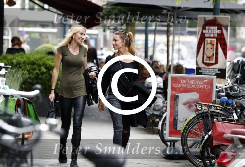 Amsterdam 21 juni 2016 
Christie Bokma met een vriendin op de cornelis schuytstraat