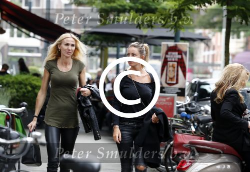 Amsterdam 21 juni 2016 
Christie Bokma met een vriendin op de cornelis schuytstraat