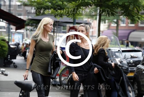 Amsterdam 21 juni 2016 
Christie Bokma met een vriendin op de cornelis schuytstraat