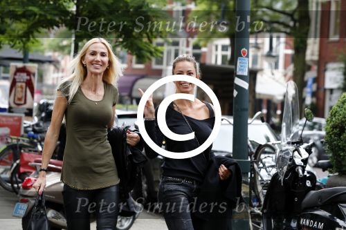 Amsterdam 21 juni 2016 
Christie Bokma met een vriendin op de cornelis schuytstraat