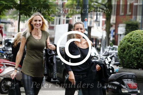 Amsterdam 21 juni 2016 
Christie Bokma met een vriendin op de cornelis schuytstraat