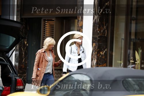 Amsterdam 21 juni 2016 
Claudia de Breij met haar vriendin Jessica v Geel op de pc hooftstraat