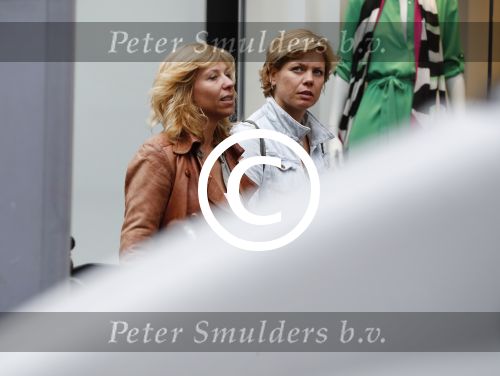 Amsterdam 21 juni 2016 
Claudia de Breij met haar vriendin Jessica v Geel op de pc hooftstraat