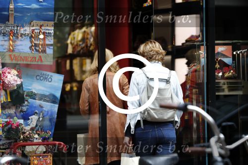 Amsterdam 21 juni 2016 
Claudia de Breij met haar vriendin Jessica v Geel op de pc hooftstraat