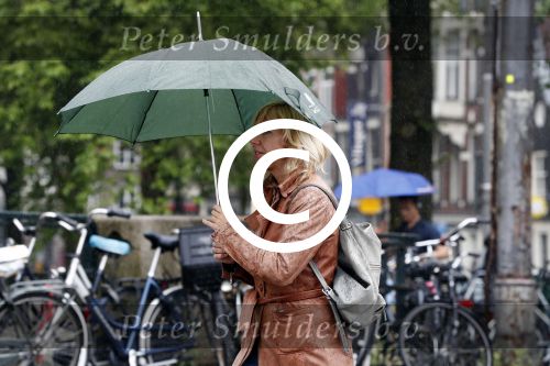 Amsterdam 21 juni 2016 
Claudia de Breij met haar vriendin Jessica v Geel op de pc hooftstraat