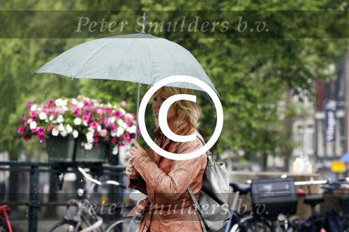 Amsterdam 21 juni 2016 
Claudia de Breij met haar vriendin Jessica v Geel op de pc hooftstraat