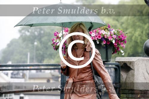 Amsterdam 21 juni 2016 
Claudia de Breij met haar vriendin Jessica v Geel op de pc hooftstraat