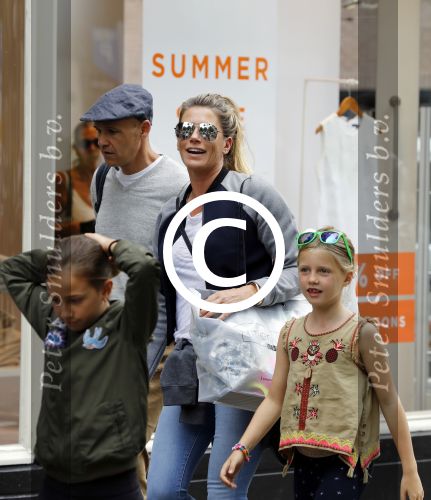 Amsterdam 22 juni 2016 
Danielle Oerlemans met allemaal kinderen in amsterdam zuid