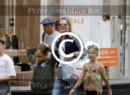 Amsterdam 22 juni 2016 
Danielle Oerlemans met allemaal kinderen in amsterdam zuid