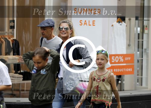 Amsterdam 22 juni 2016 
Danielle Oerlemans met allemaal kinderen in amsterdam zuid